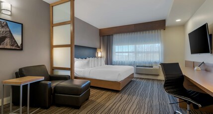 Best Western Plus Sawridge Suites Room Type - 1 King Bed, Non-Smoking, Kitchenette, Shower Only, Full Breakfast