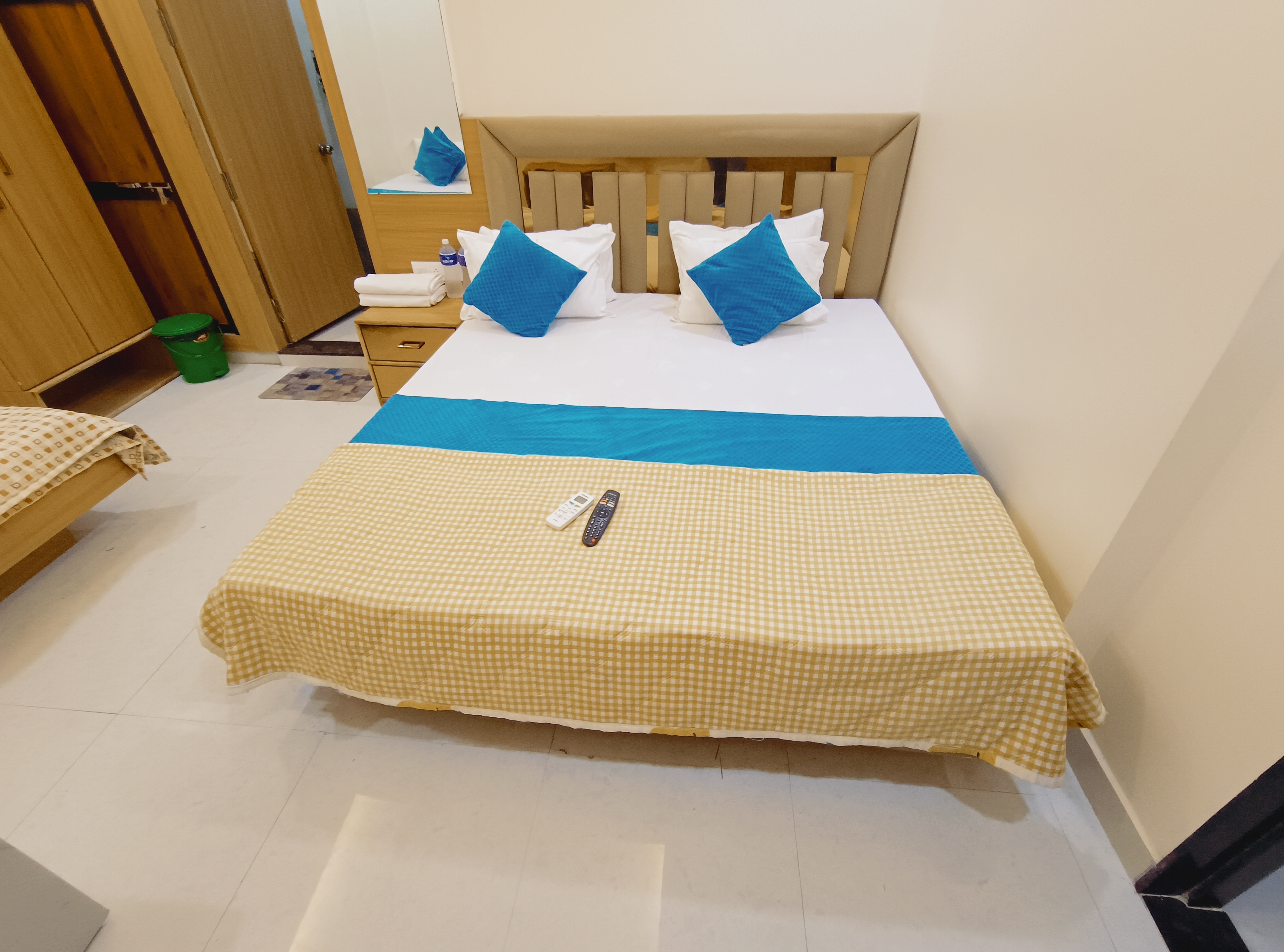 Hotel Shree Krishna - Tap to explore photos