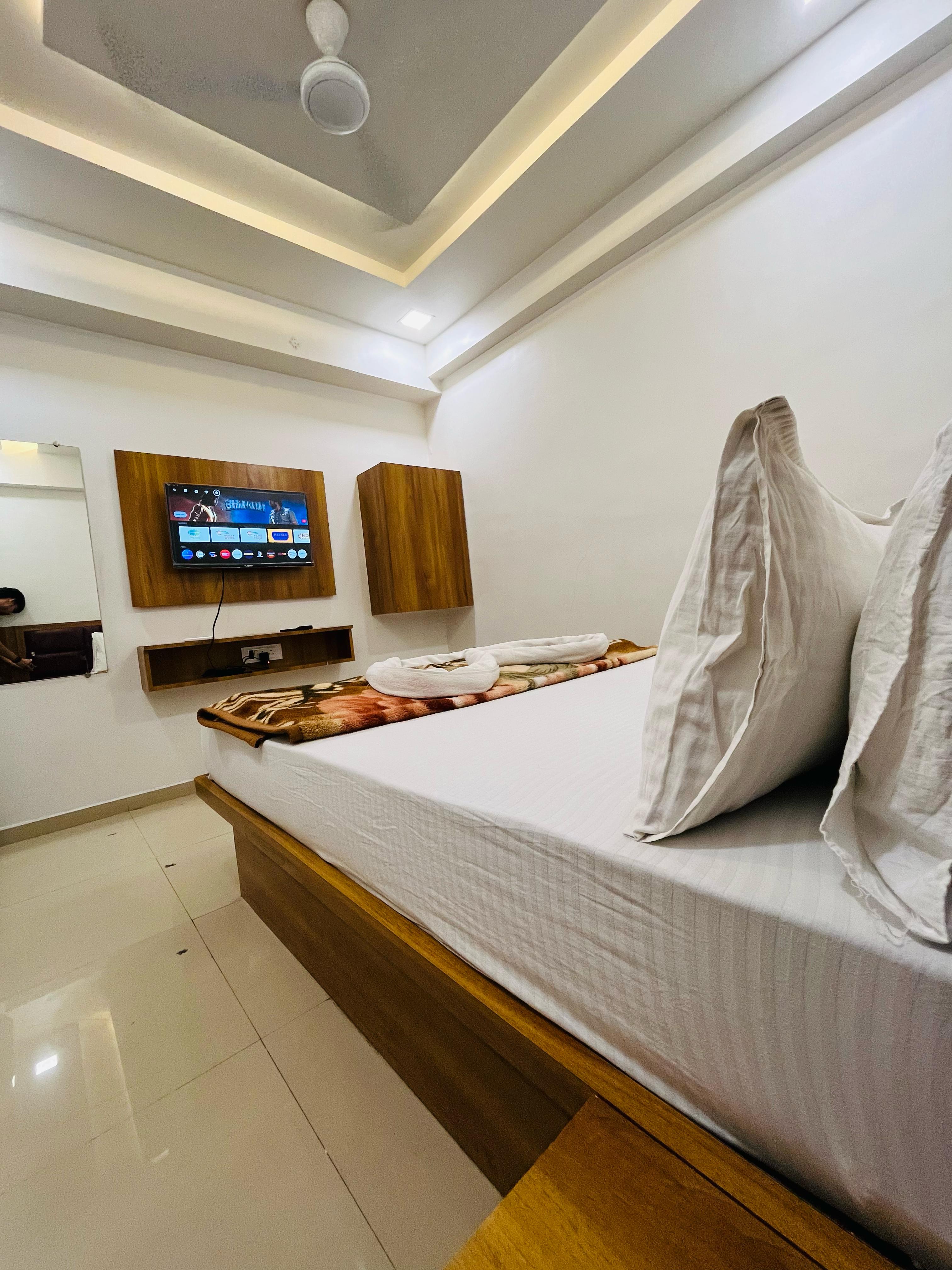 Hotel Parash Inn - Tap to explore photos