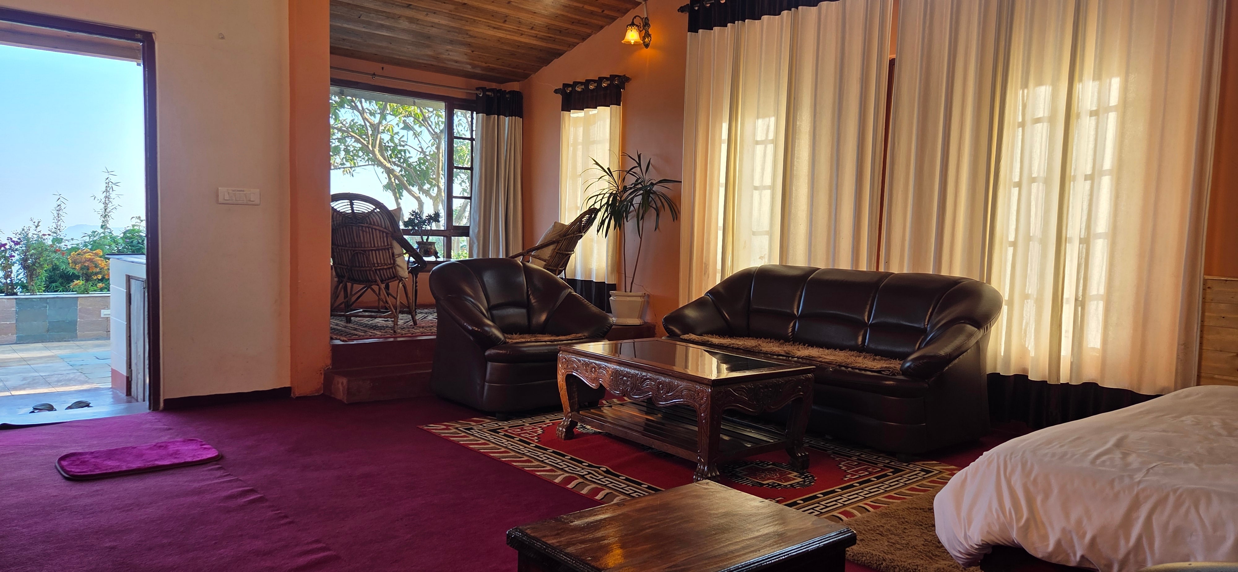 Takdah Heritage Bungalow No 10 - Tap to explore photos