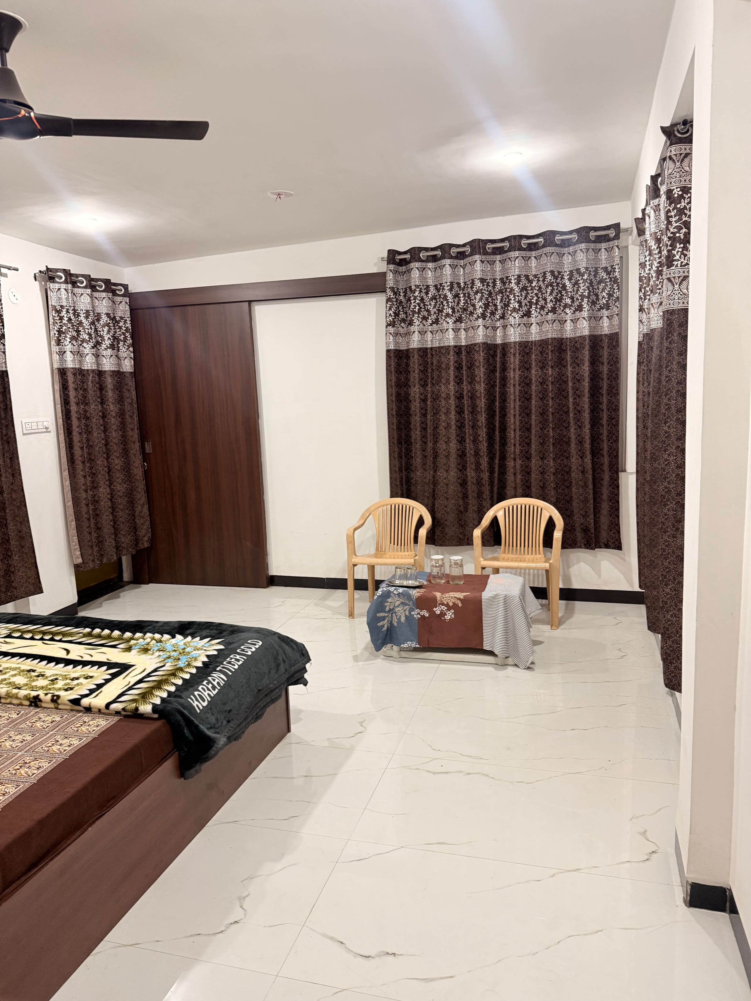 Vinayak Homestay Spacious City Centre AC Room - Tap to explore photos