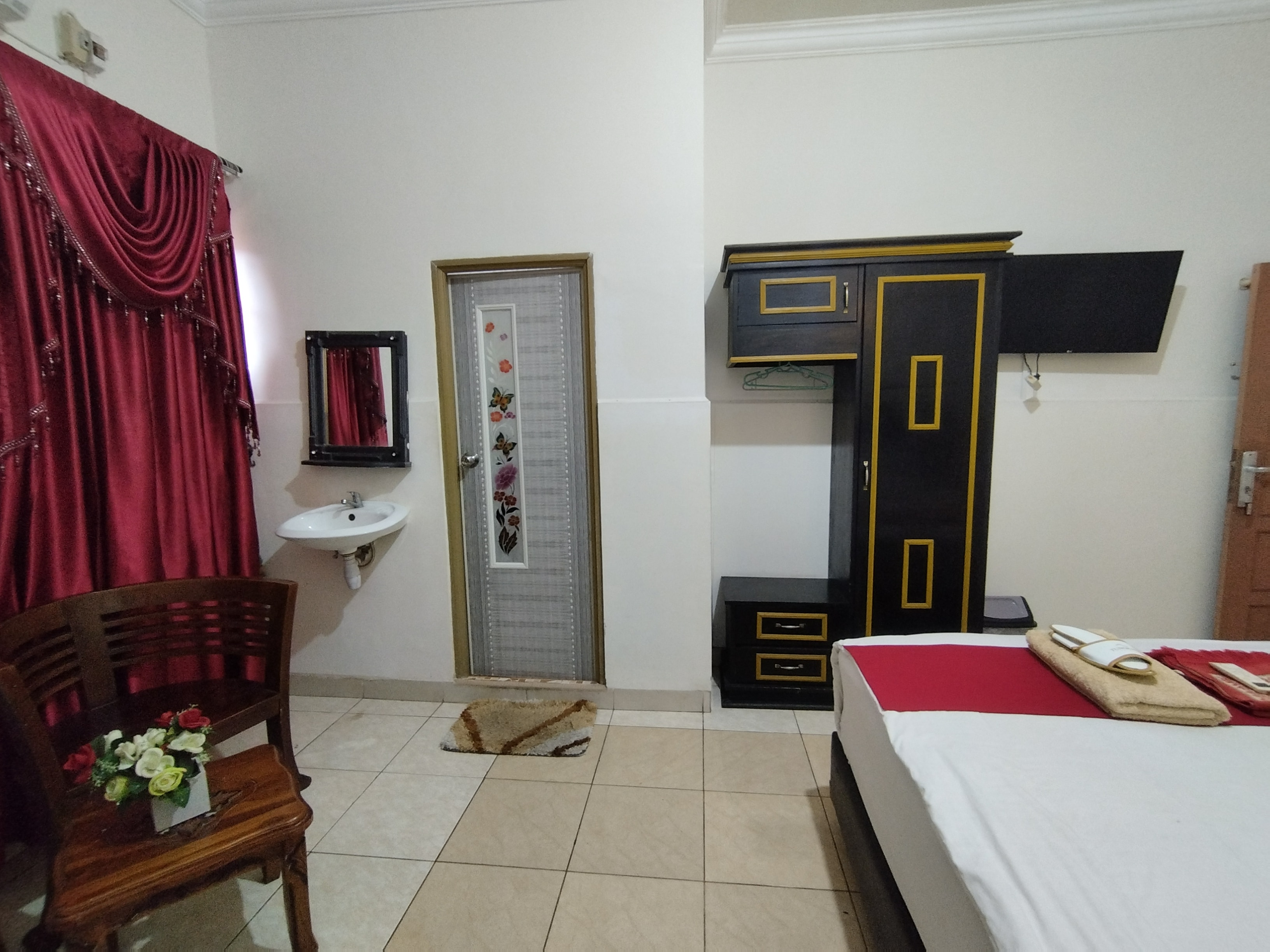 Hotel O My Kost Syariah - Tap to explore photos