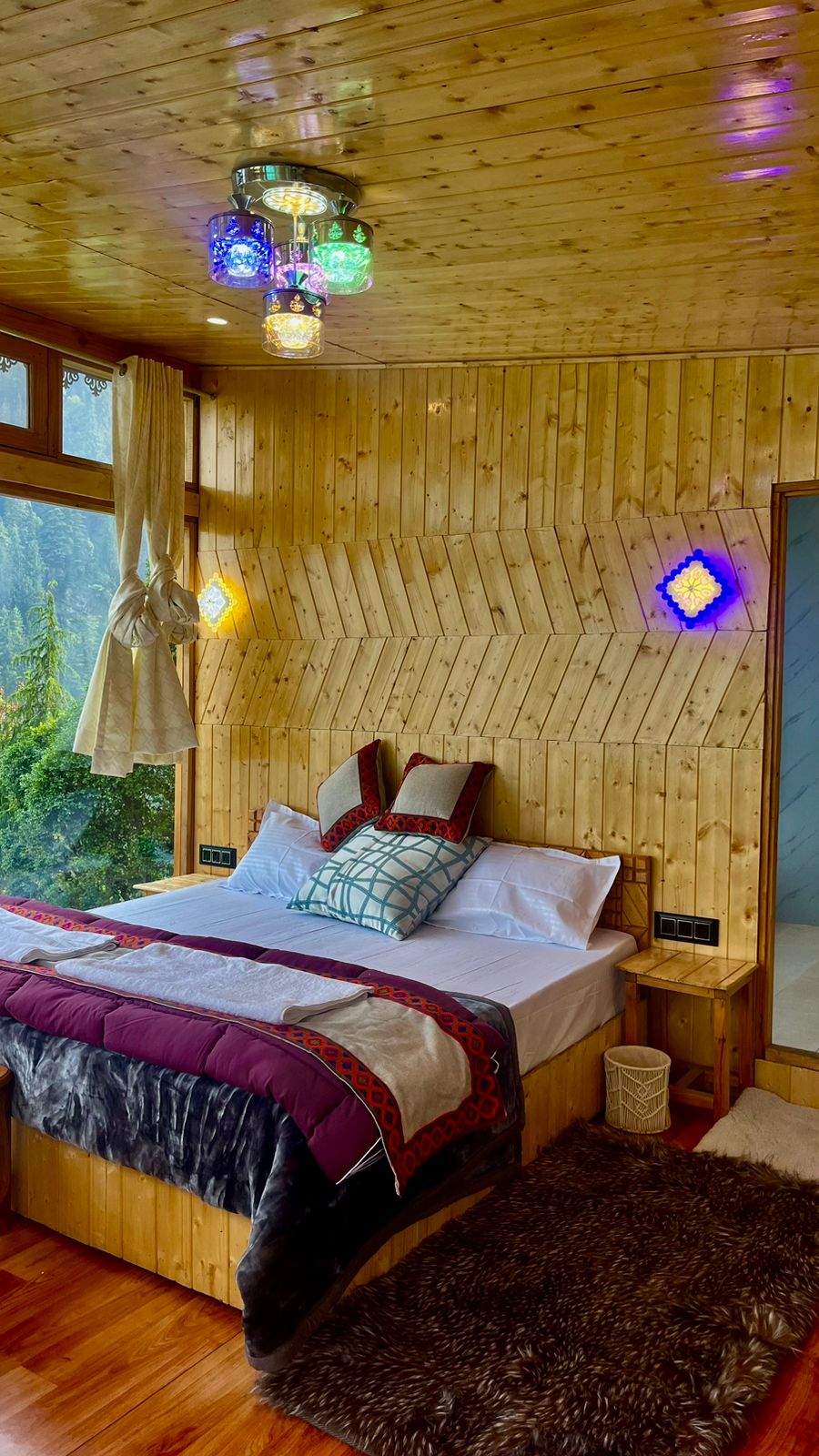 Pine wood Jacuzzi Tree House - Tap to explore photos