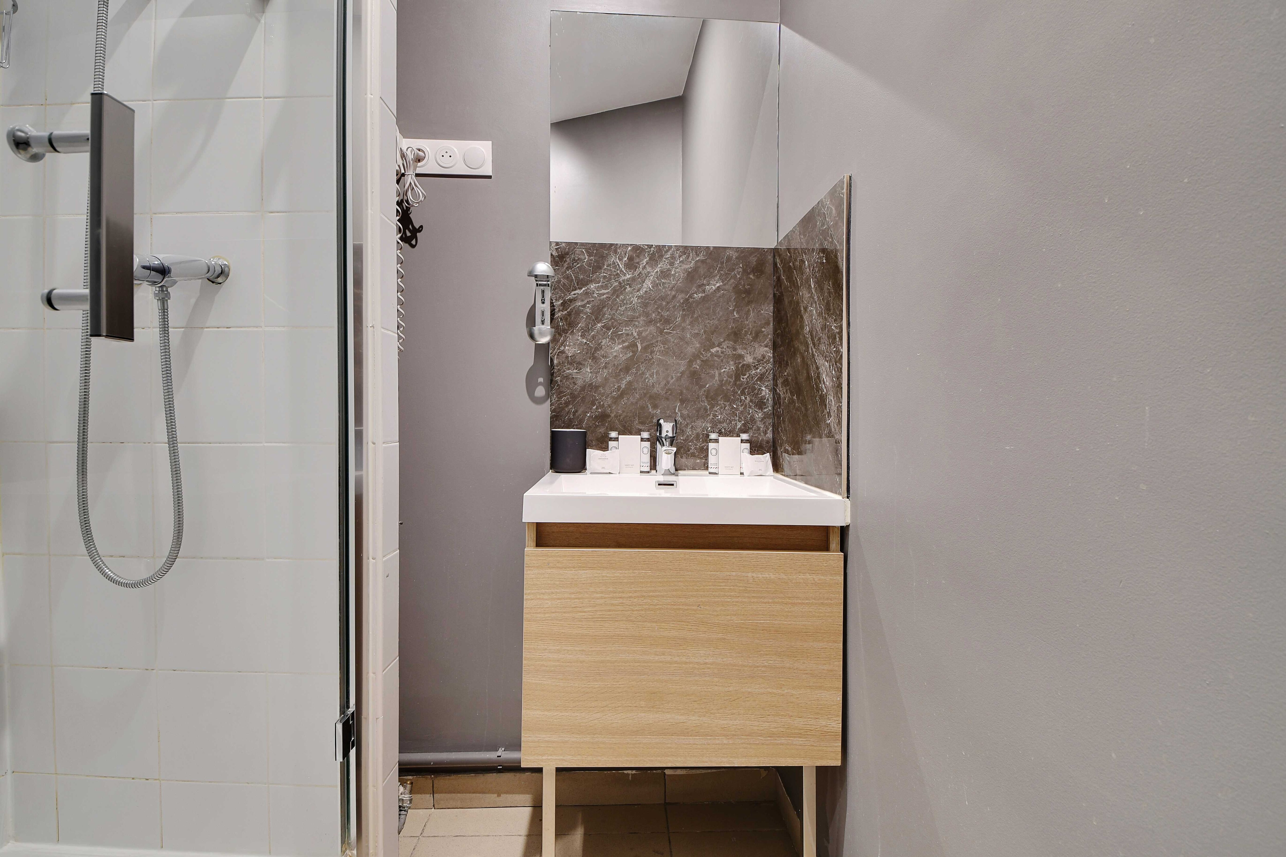 Modern studio near Gare de l Est - Tap to explore photos