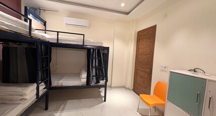 Back Stayz Laxman Jhula Room Type - 4 bed Mixed Dorm Ensuite