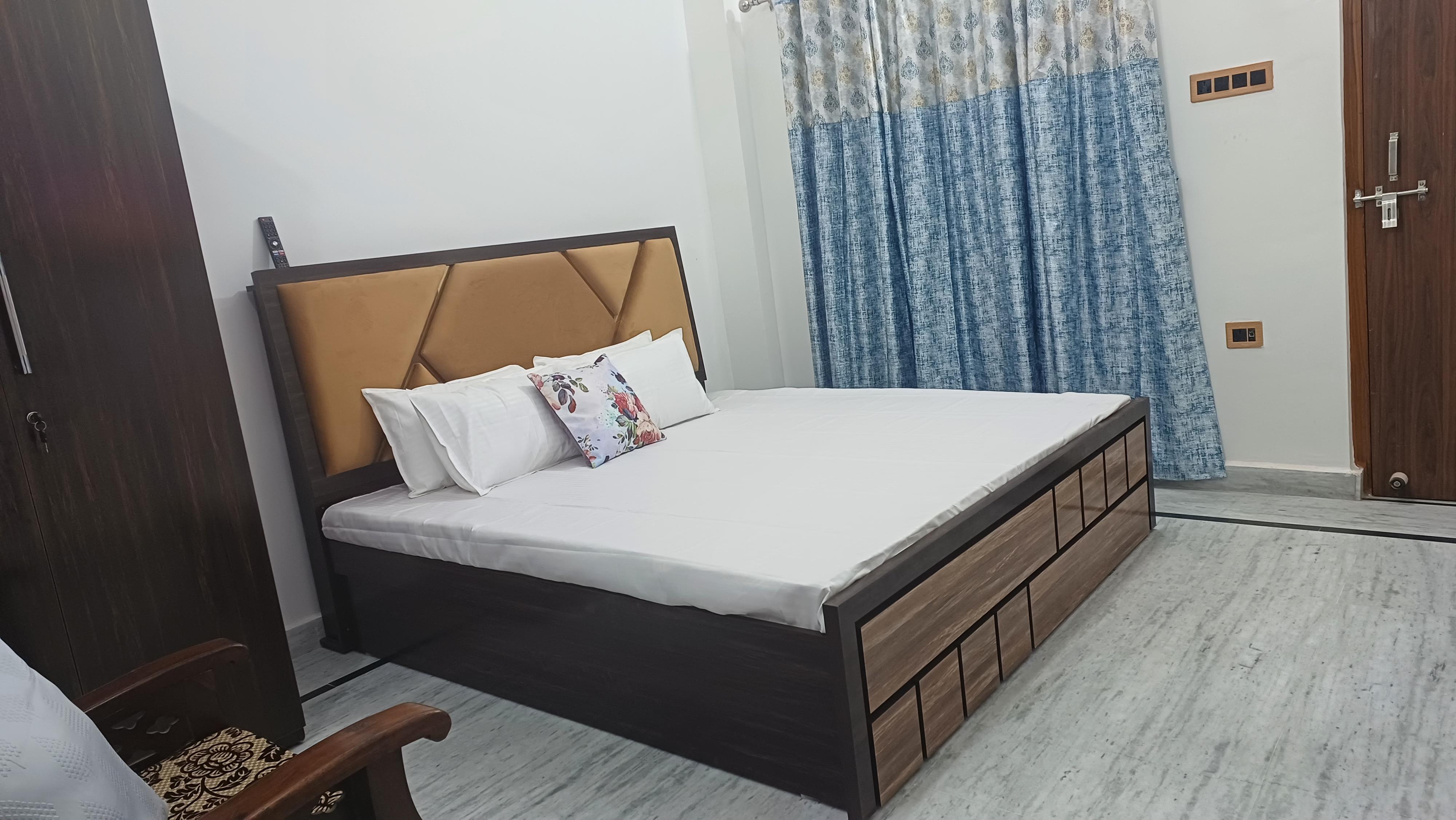 Shri Ram International  Home Stay - Tap to explore photos