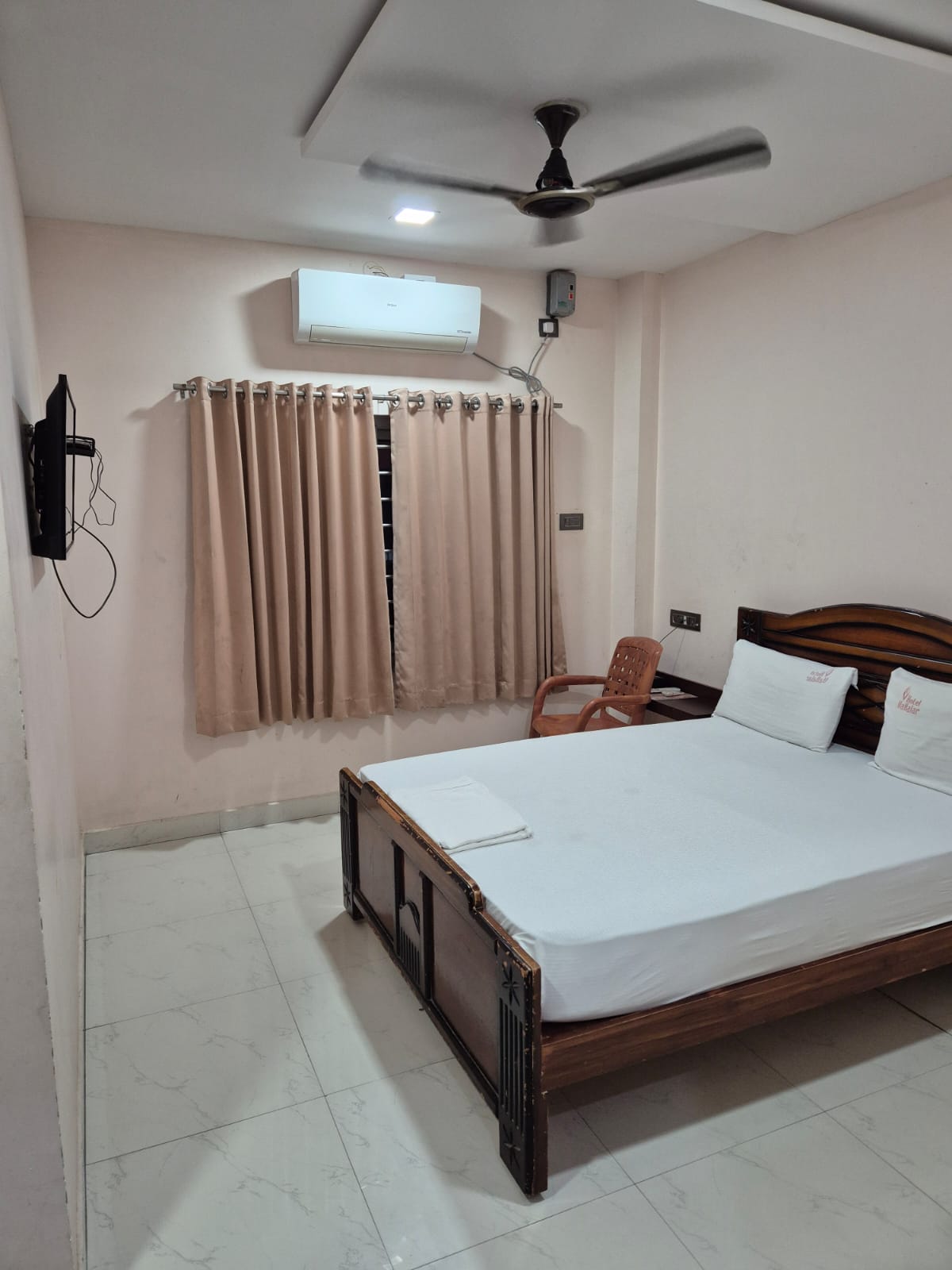 Hotel Rishi. - Tap to explore photos