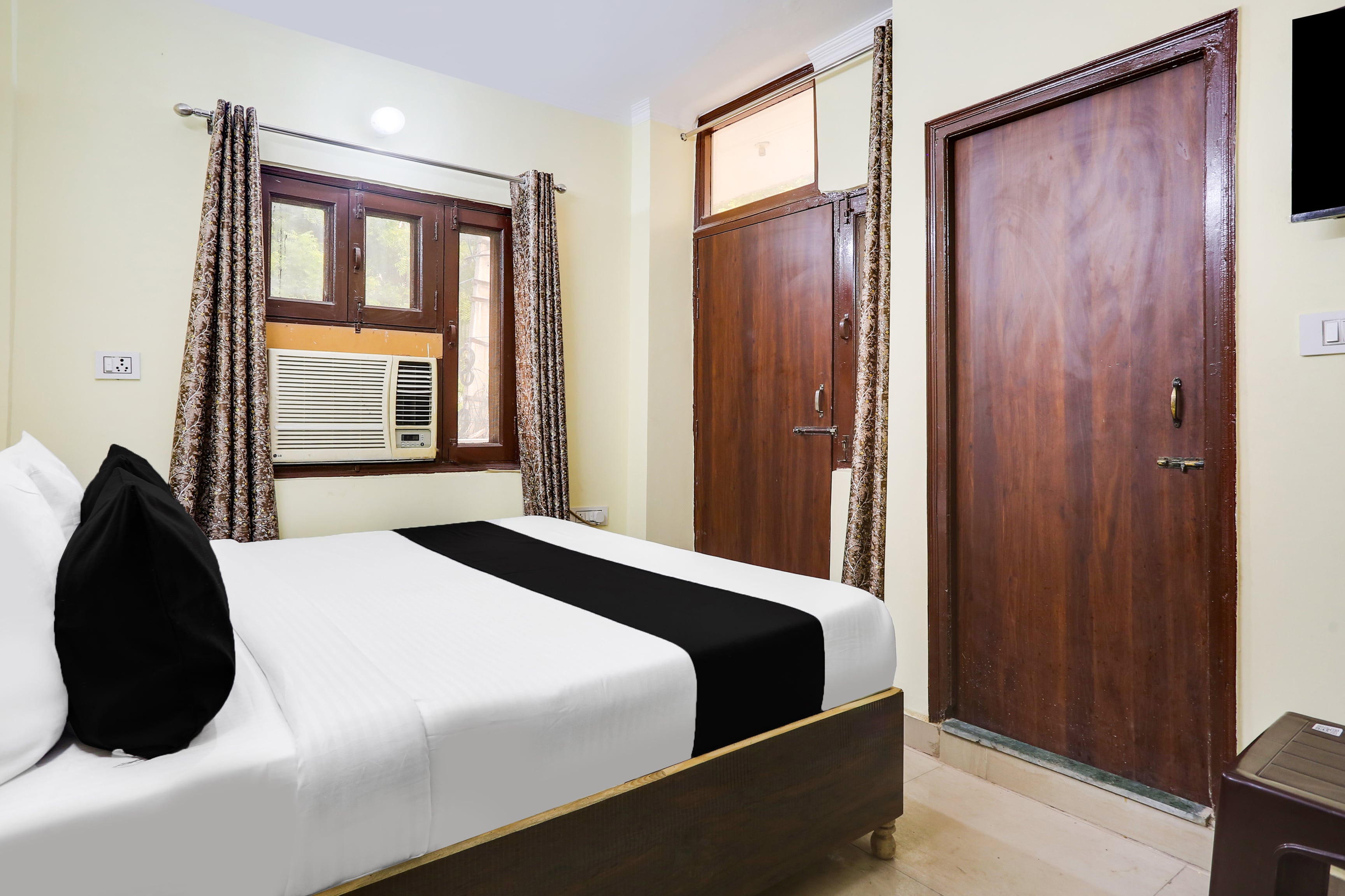 Hotel O Dwarka Metro - Tap to explore photos