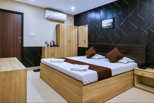 THE NIRALOY HOTEL