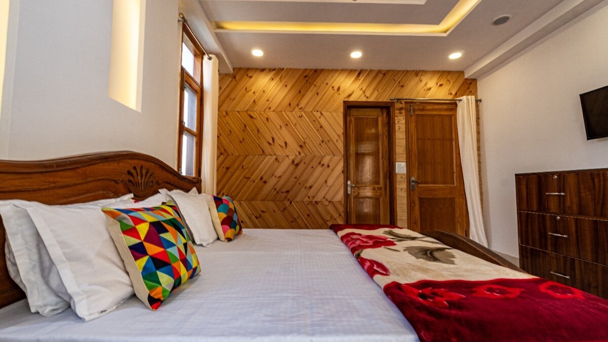 Valley View 2BHK Apartment in Kasauli by Homeyhuts - Tap to explore photos