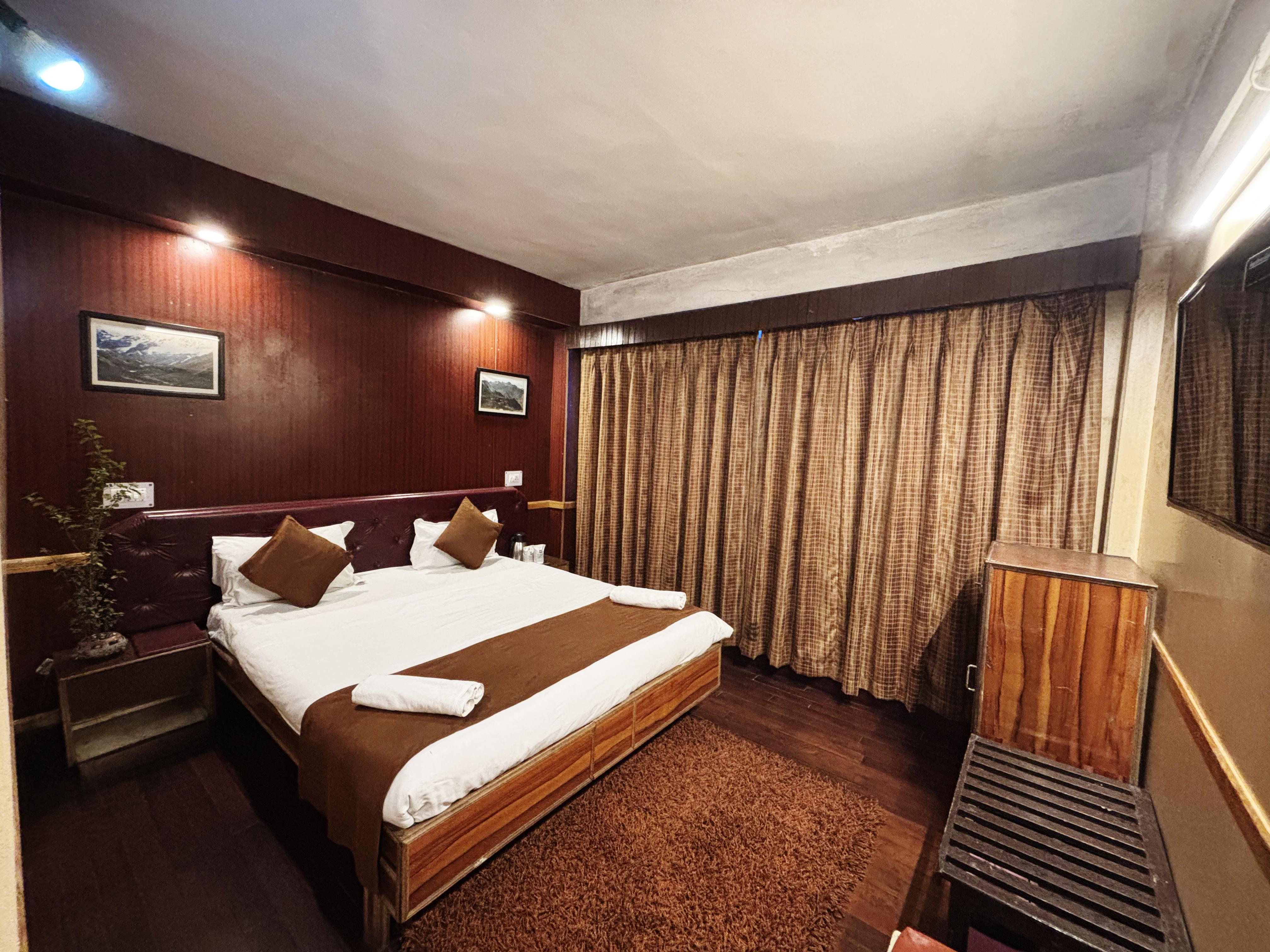 Hotel Apsara Pure Veg- 300 meters from Mall Road - Tap to explore photos