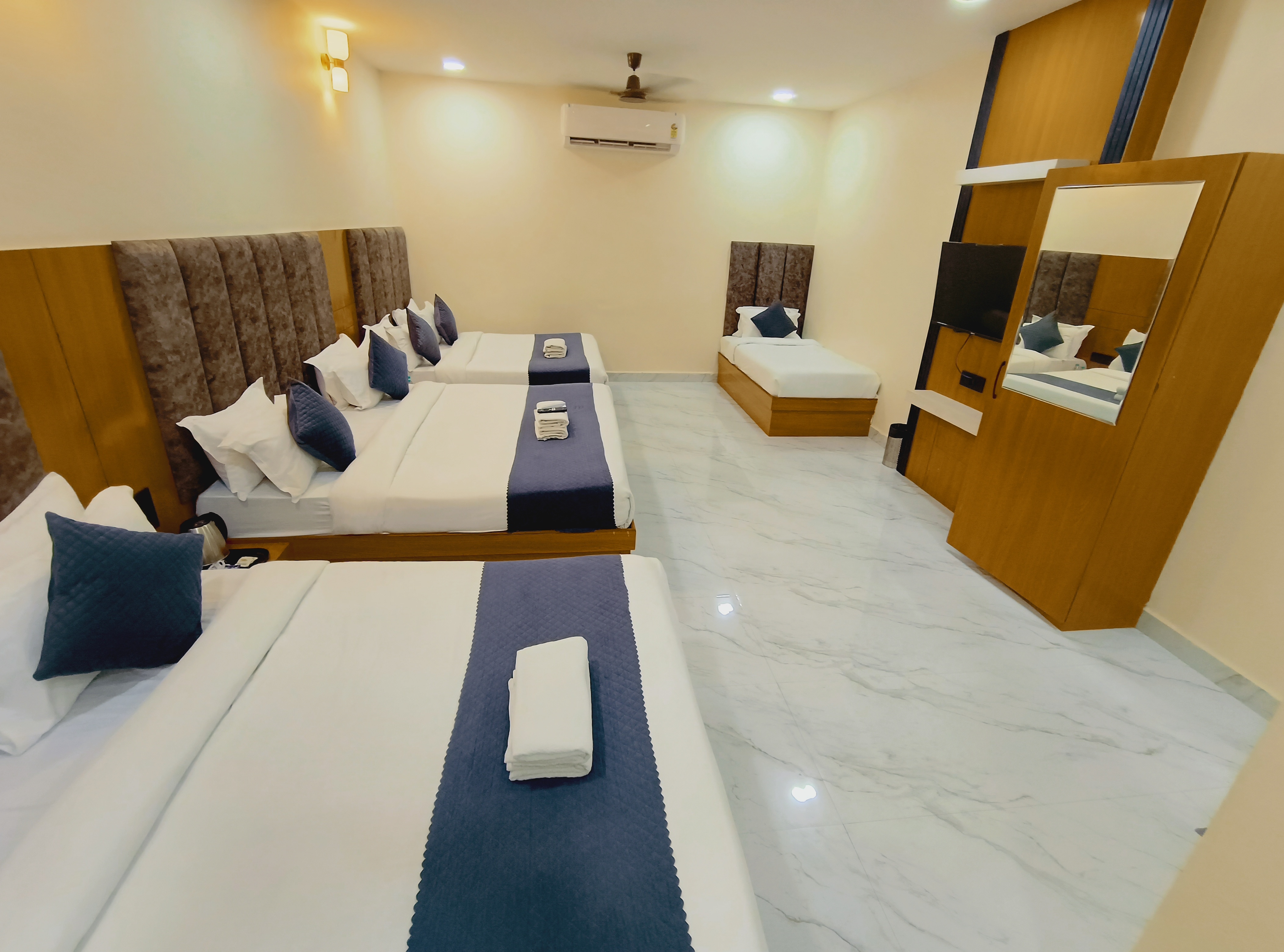 Hotel Hari Sajan - Tap to explore photos