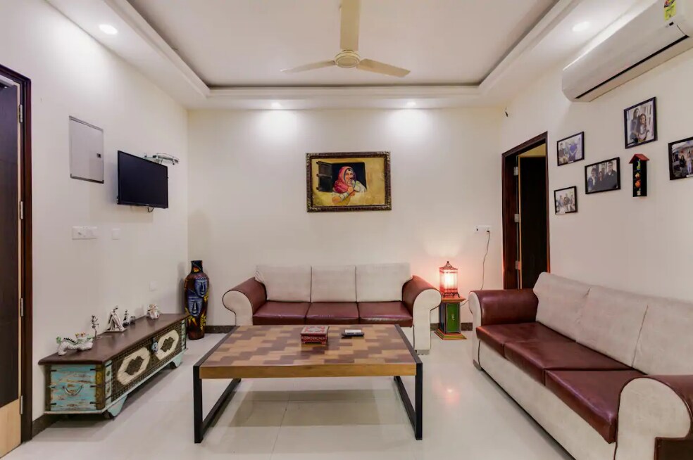 My Comfortable Nest With Lift In Central Delhi - Tap to explore photos