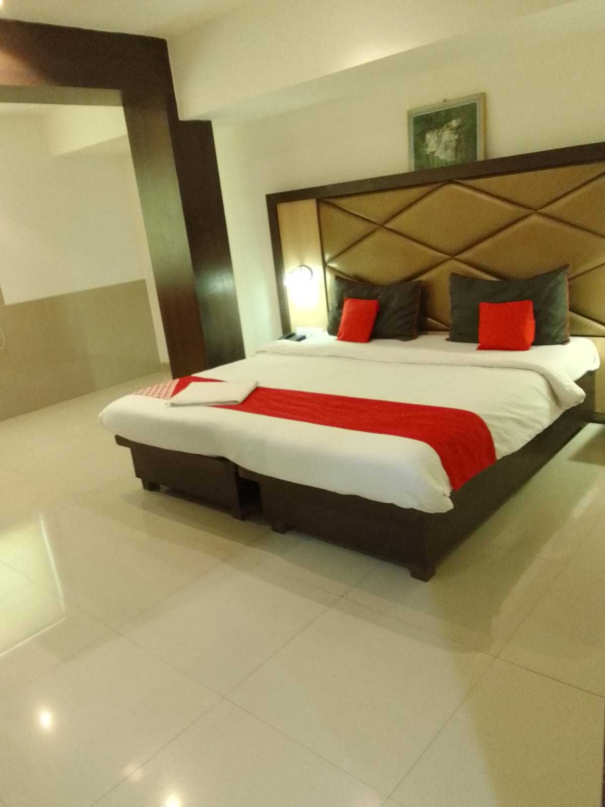 Hotel O Everest Lodging Vashi - Tap to explore photos