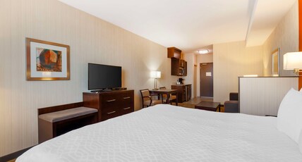 Best Western Plus Chateau Fort St. John Room Type - Suite-2 Rooms 2 Beds, Non-Smoking, Two Bedrooms, Living Room, Kitchen, Sofabed, High Speed Internet 