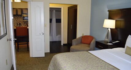 Staybridge Suites HOUSTON STAFFORD - SUGAR LAND Room Type - 1 Qn 1 Bdrm Ste Comm Mobil Tub Sofa Bed