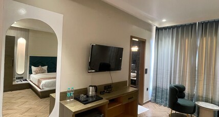 ElightInn Guest House Room Type - Maharaja Room with Jacuzzi
