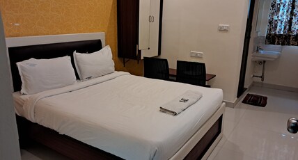 GURU RESIDENCY Room Type - Deluxe double room