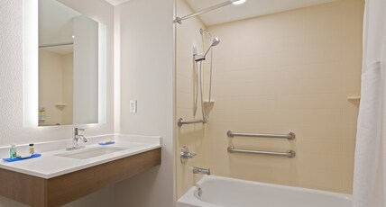 Holiday Inn Express Hotel & Suites Largo-Clearwater Room Type - 2 Queen Suite Mobility Accessible Tub