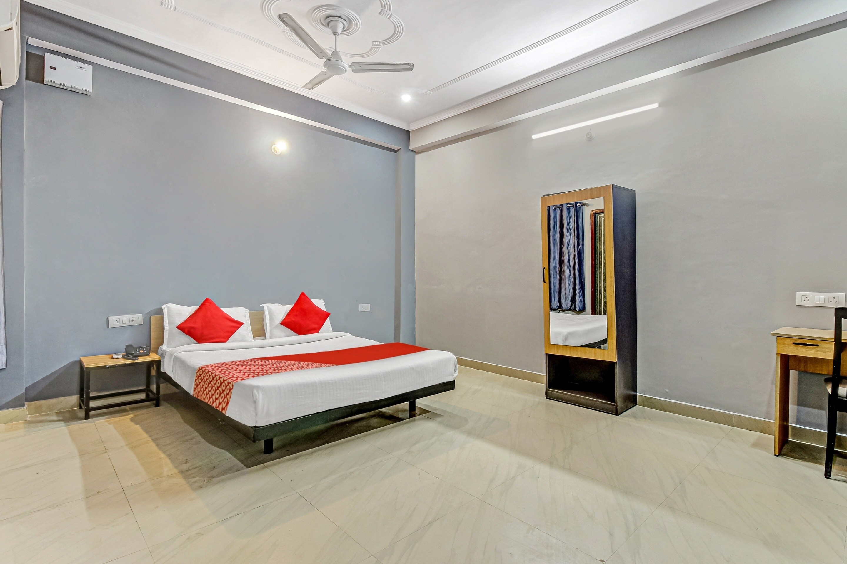 Super Hotel O Oriphic Inn - Tap to explore photos