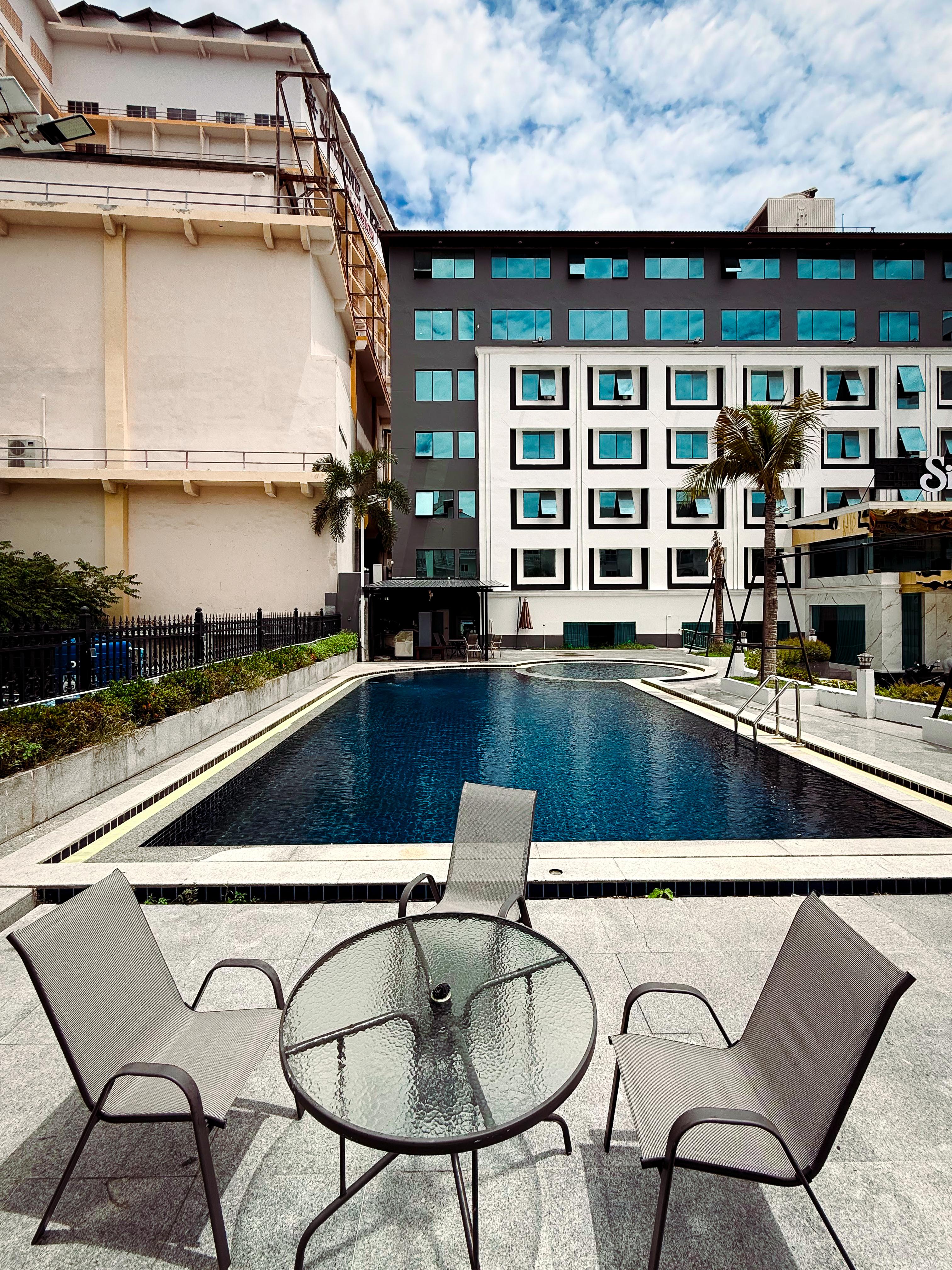 Silvertone Hotel - Tap to explore photos