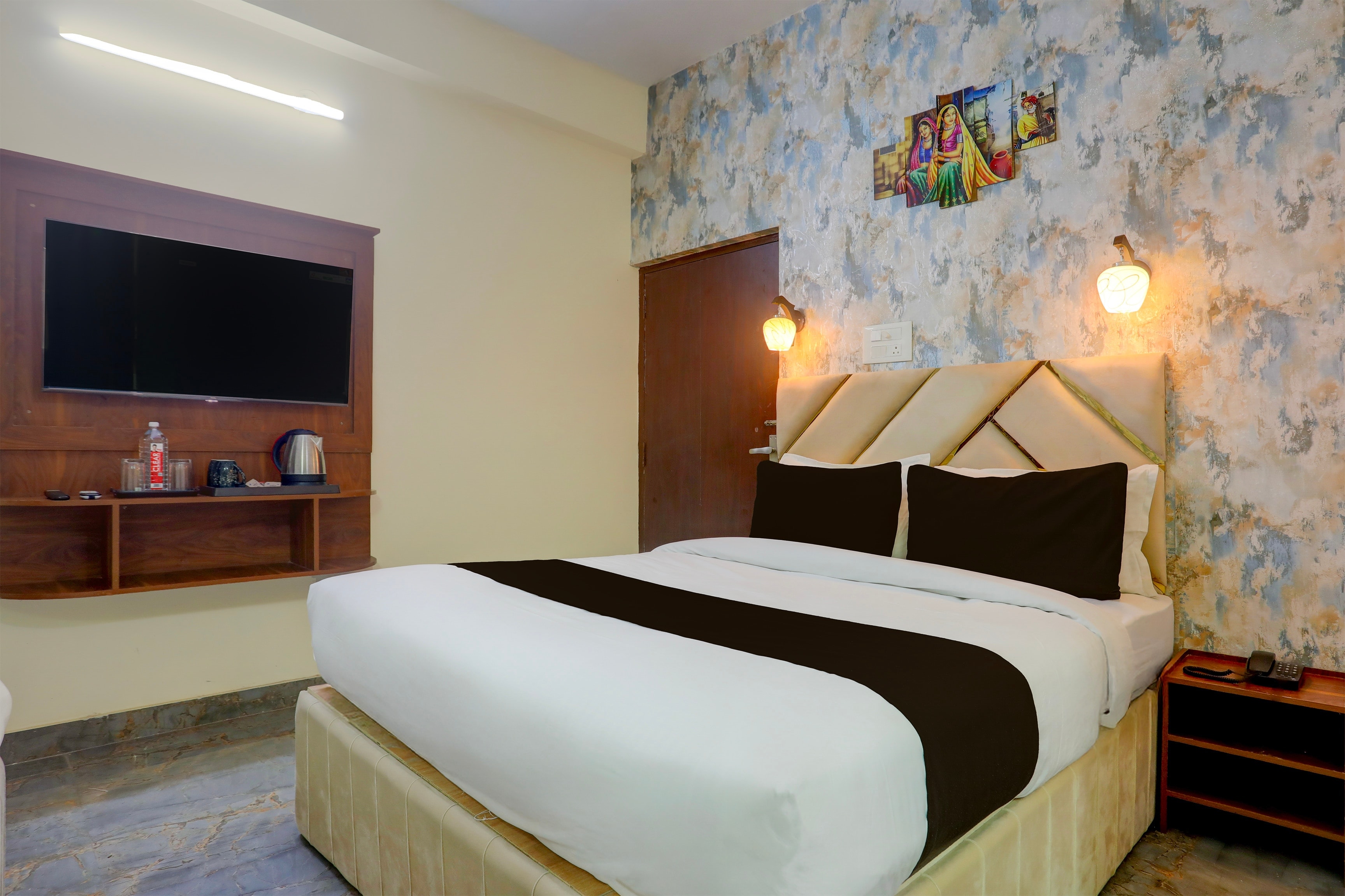 Townhouse OAK Hotel Dream Palace - Tap to explore photos