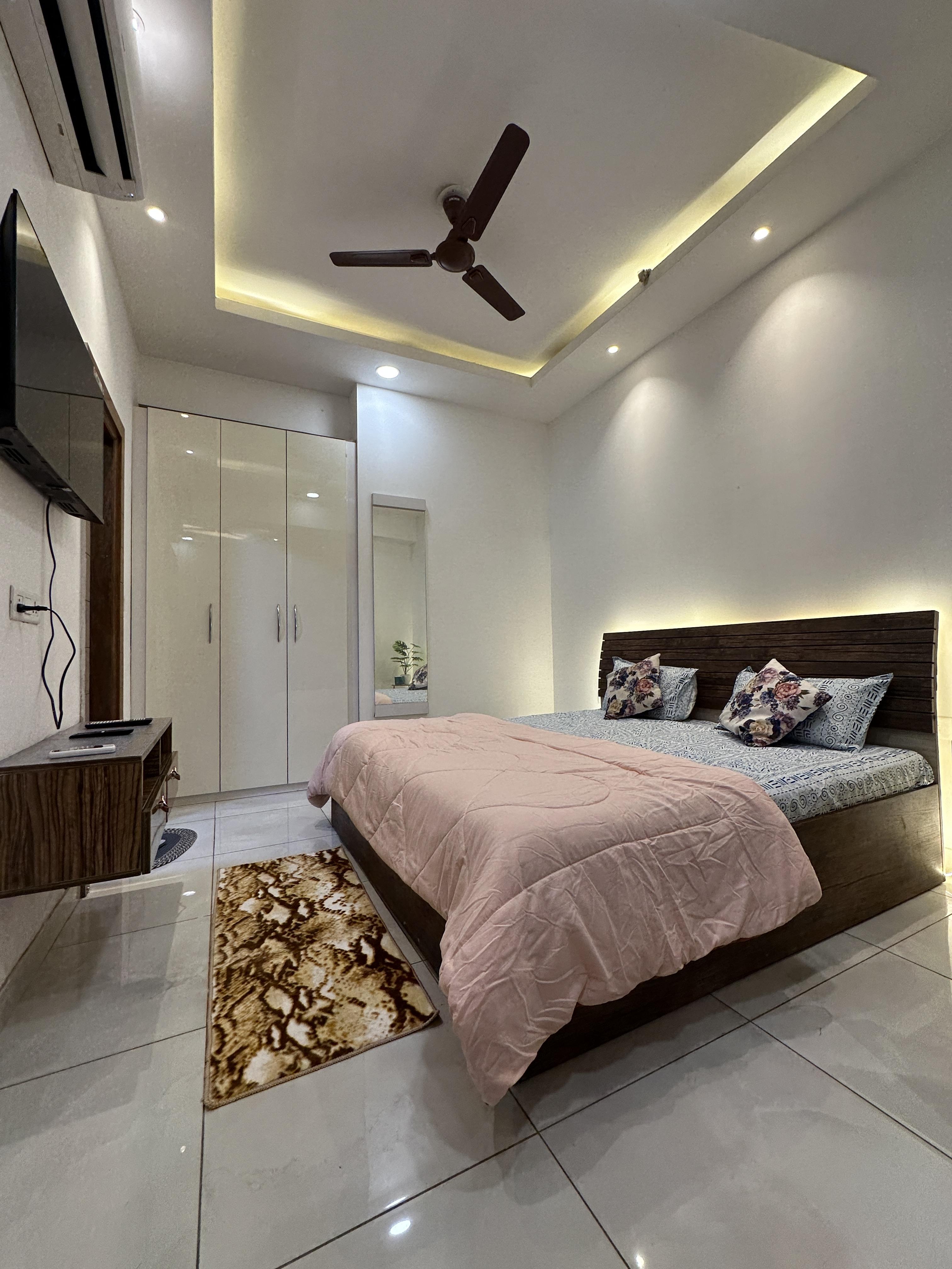 Cozy and luxury downtown studio - Tap to explore photos