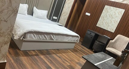 Captain Hotel & Restaurant Room Type - Deluxe Room with City View King Bed