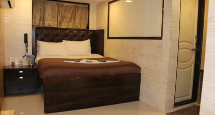 HOTEL QAMAR Room Type - Deluxe Double AC Room