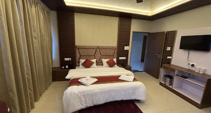 Hotel R. Narayan Pleasant Inn Room Type - Deluxe Room Hotel R. Narayan Pleasant Inn Room Type - Deluxe Room