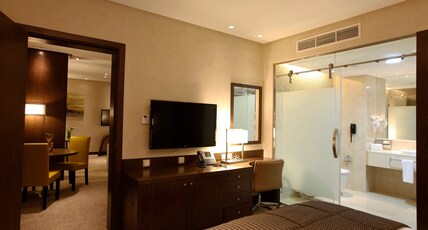 Holiday Inn Meydan Room Type - 1 King Suite with Living Room