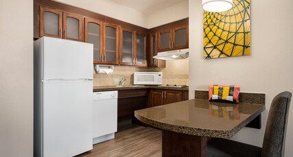 Staybridge Suites OKLAHOMA CITY-QUAIL SPRINGS Room Type - 1 King 1 Bedroom Suite Mobil Access Tub