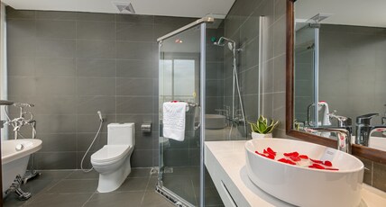 Cosmos Danang Hotel Room Type - Deluxe Double Room with Bathtub