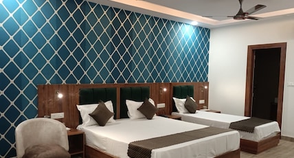 Hotel Rose Inn Room Type - Deluxe Triple Bedroom