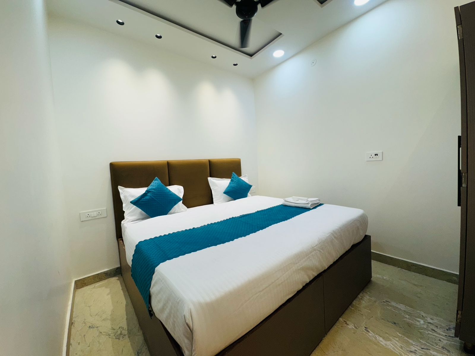 Hotel 7 Star Rohini Sector 17 - Tap to explore photos