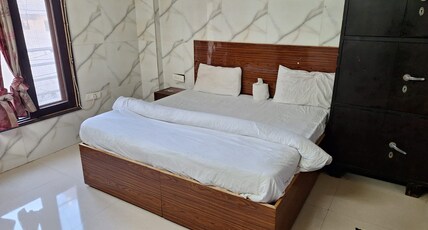 Dwarka Inn Room Type - Deluxe room