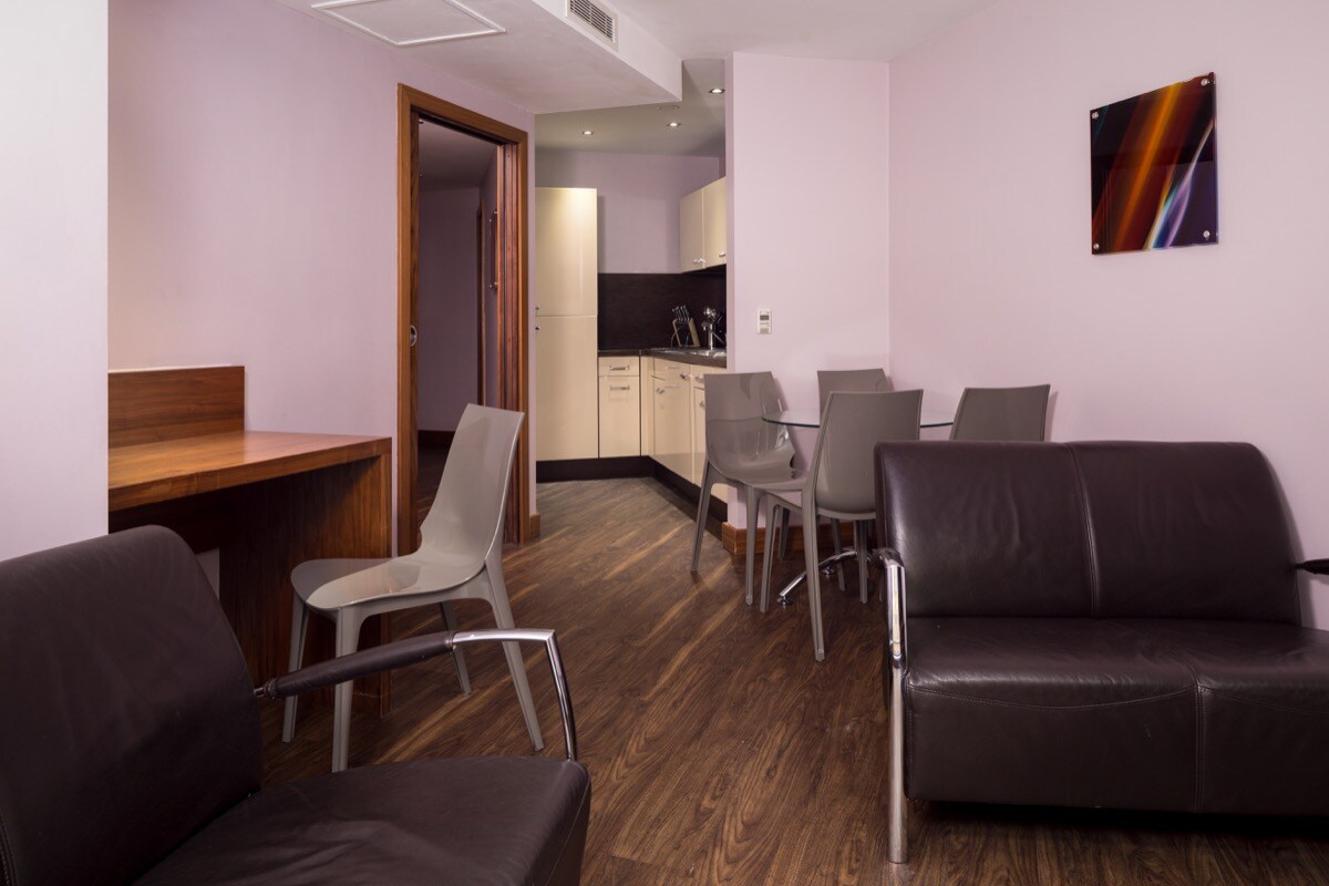 Roomzzz Aparthotel Leeds City Swinegate - Tap to explore photos