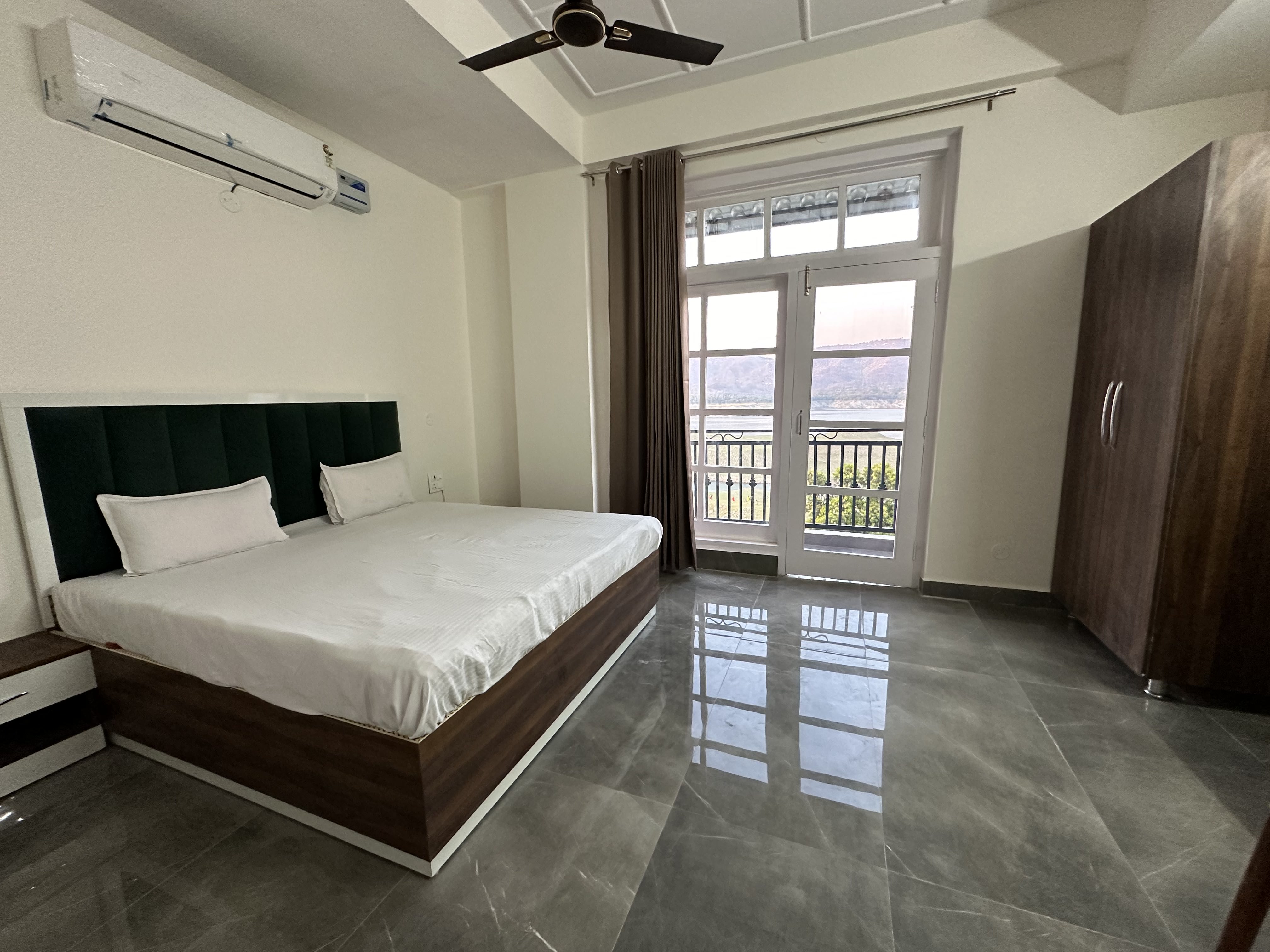 Hotel Simble Valley - Lake view. - Tap to explore photos