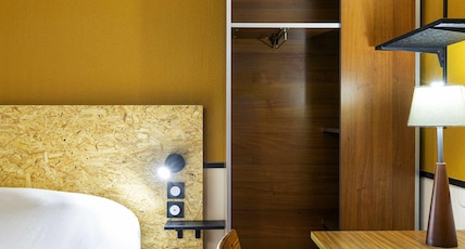 greet Hotel Villeneuve La Garenne Room Type - Standard room with one double bed and two single beds greet Hotel Villeneuve La Garenne Room Type - Standard room with one double bed and two single beds