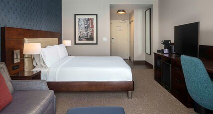 Hilton Garden Inn Washington DC/Georgetown Area Room Type - 1 KING BED DELUXE