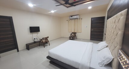Hotel Shreeji Palace Room Type - Super Deluxe King Bed