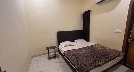 MR Palace |800 Mtrs from Toran Dwar Room Type - Deluxe Double Room