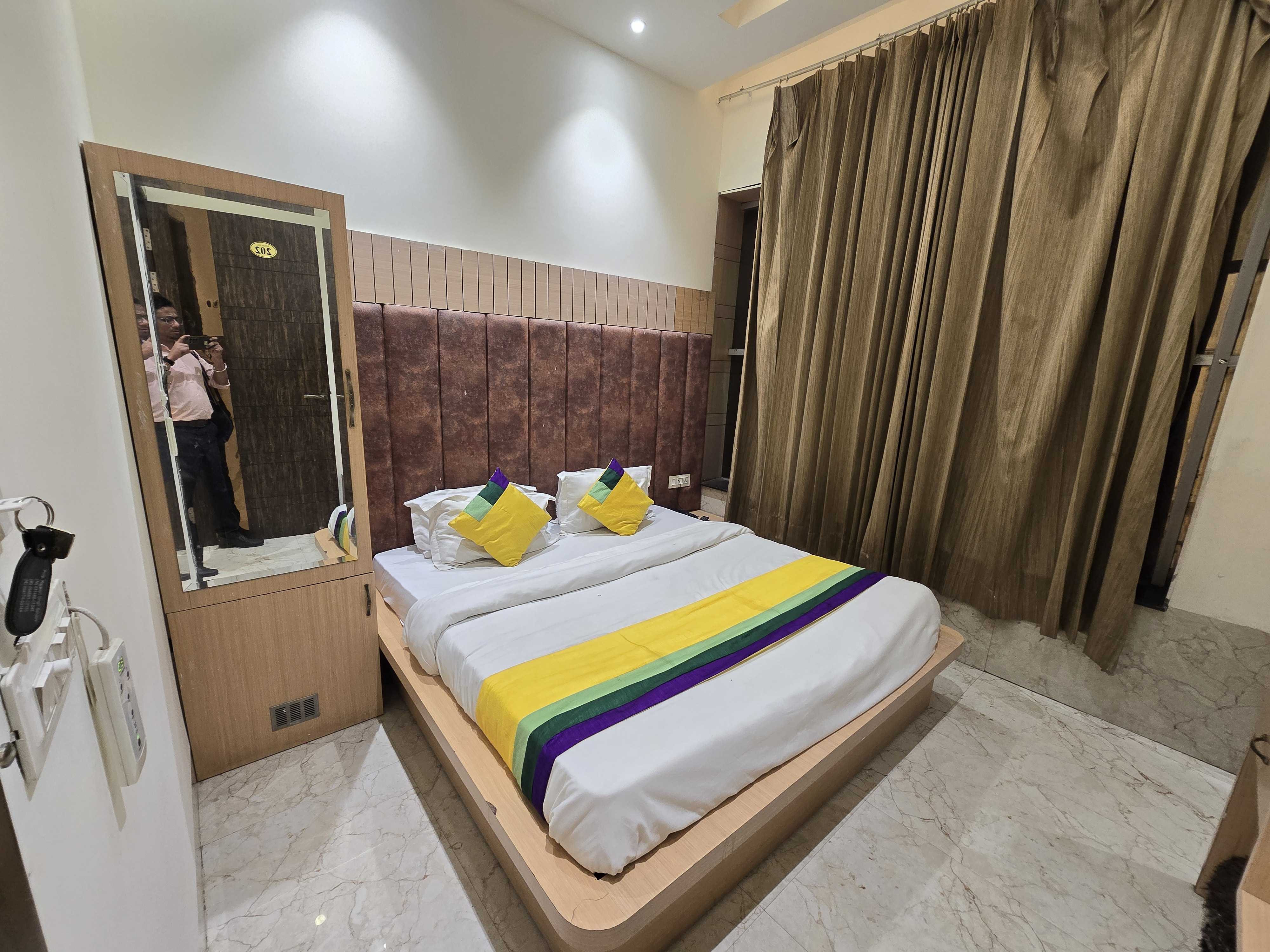 Hotel O golden shiva - Tap to explore photos