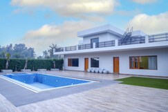 Fillow Casa Gurgaon Cosy Aqua 5BHK Farmstay