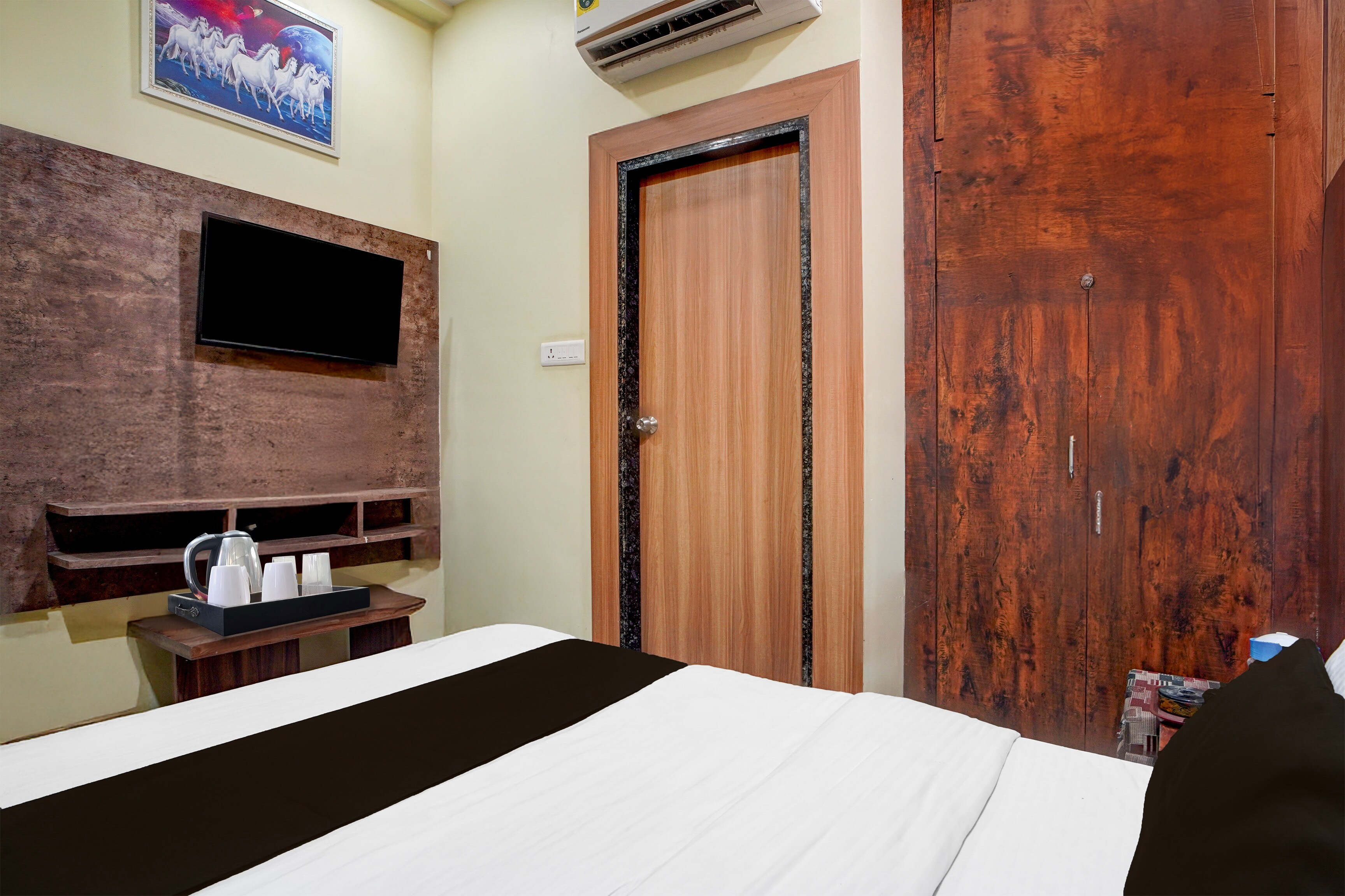 Collection O ISBT Jabalpur Formerly Hotel Koshalya Mohan - Tap to explore photos