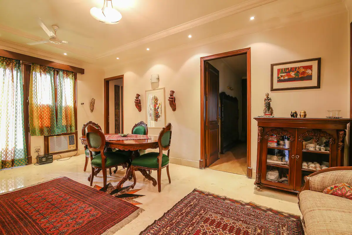 Luxury South facing room in Posh Delhi - Tap to explore photos