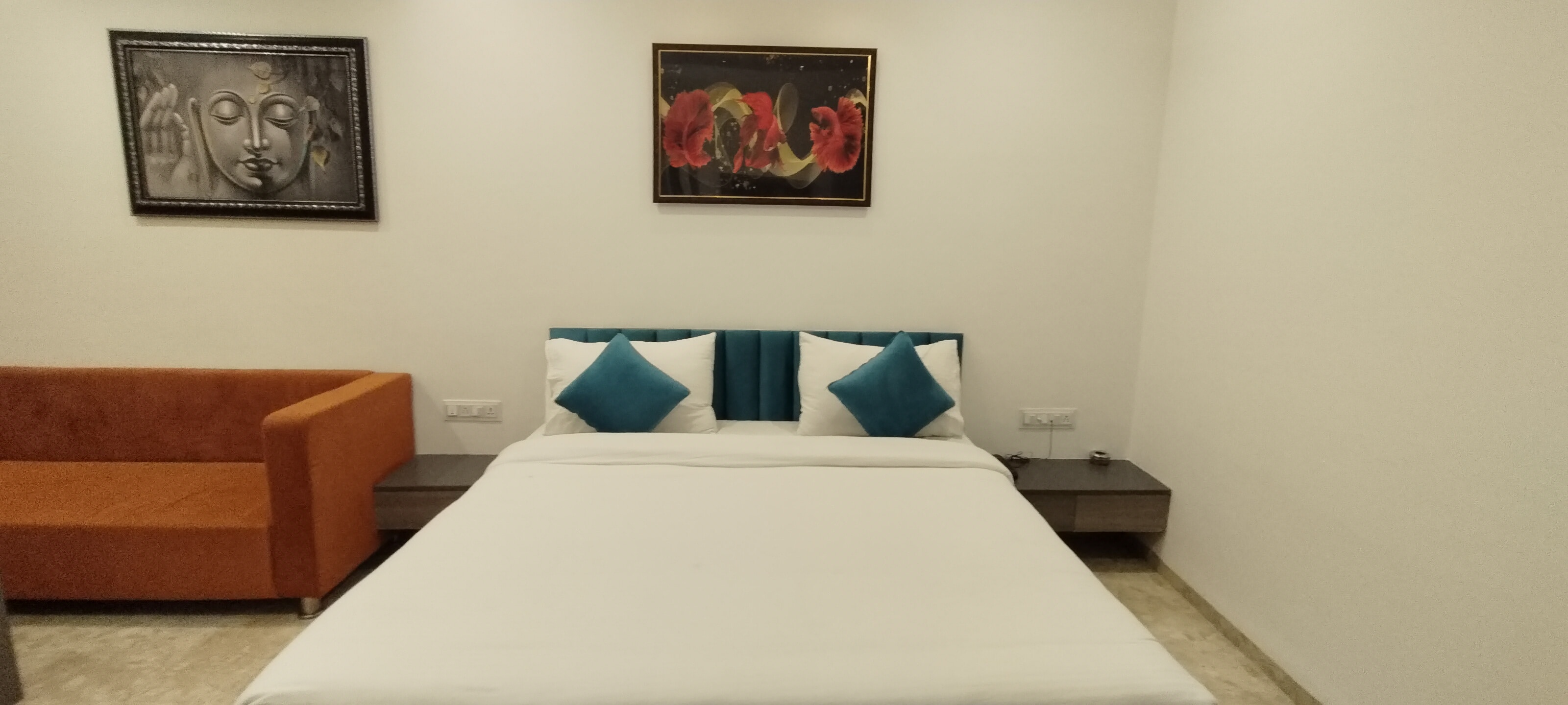 Hotel Square One - Tap to explore photos