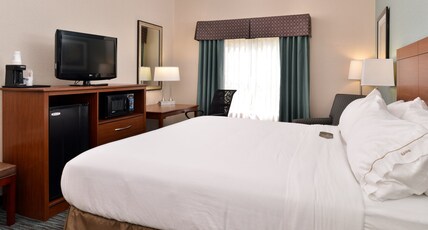 Holiday Inn Express & Suites St Marys Room Type - 1 King Stndrd Communications Accessible