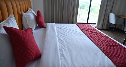 HOTEL GOLDEN LEAF Room Type - Luxury Double Bed Room with City View