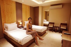 Five Elements Hotels Maplewood Premier - 3Kms from Railway Station, Haldwani